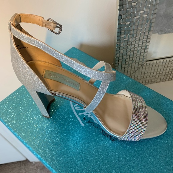 Silver Heels - Picture 2 of 4